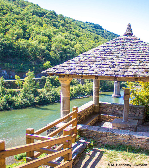 Randonnée reliant Lincou à Brousse-le-Château : activités autour du Domaine L’Écrin Vert – Camping dans la vallée du Tarn