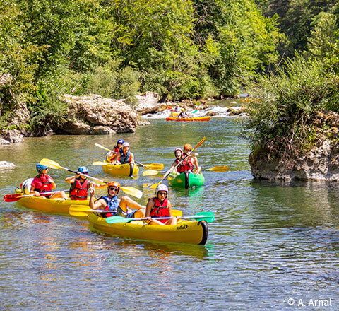 Locations de canoë-kayak sur deux bases, à moins de 10 km de l'Ecrin vert, camping nature en Aveyron