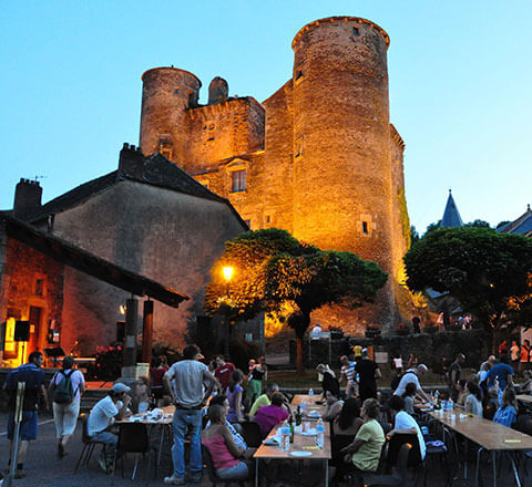 Le château de Coupiac est à 16 km du camping l'Ecrin vert, proche de la vallée du Tarn