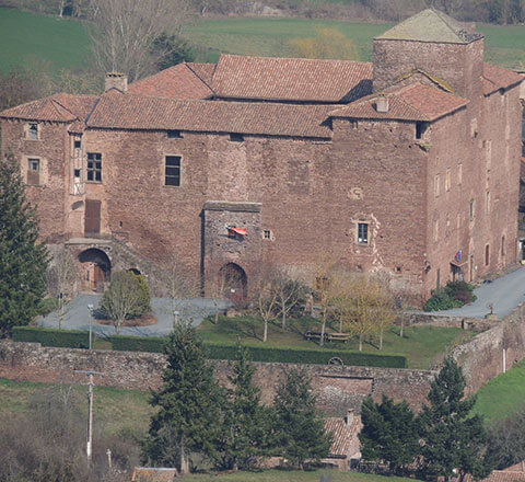 A 19 km du camping en bord de rivière l'Ecrin vert, se trouve le château de Saint-Izaire en Occitanie