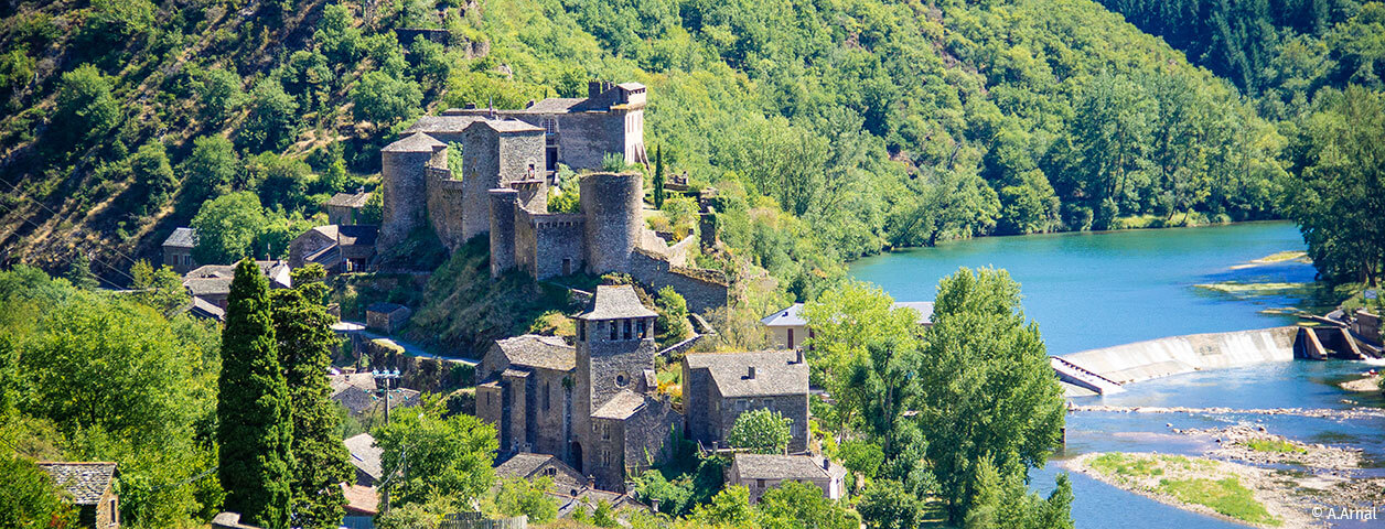 Le village médiéval de Brousse-le-Château. est situé à moins de 15 minutes de l'Ecrin vert, camping familial en Aveyron