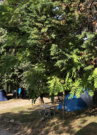 Emplacements pour tente en location au camping en Aveyron Domaine L’Écrin Vert 