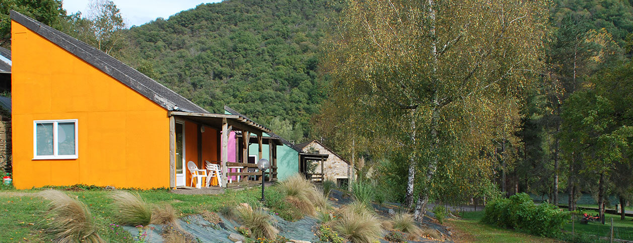 Lodges for rent at the Écrin Vert nature campsite in Aveyron