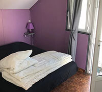 Vue de la chambre du lodge confort 4 personnes en location, au camping familial l'Ecrin vert en Aveyron