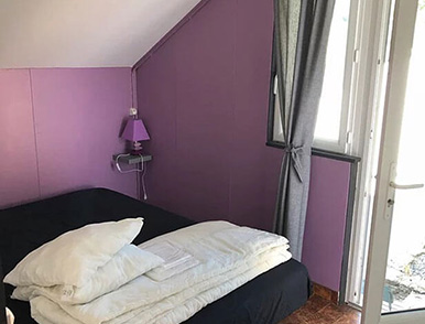 Chambre avec lit 2 personnes du lodge confort 4 personnes, en location au Domaine L’Écrin Vert en Aveyron