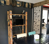 Dining area of the 6-person comfort lodge for rent, at the Écrin Vert nature campsite