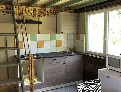 Coin cuisine du lodge confort 6 personnes, en location au Domaine L’Écrin Vert en Occitanie