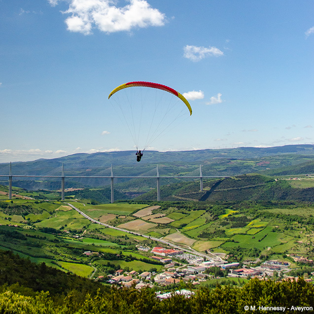 Activité parapente au-dessus de Millau 