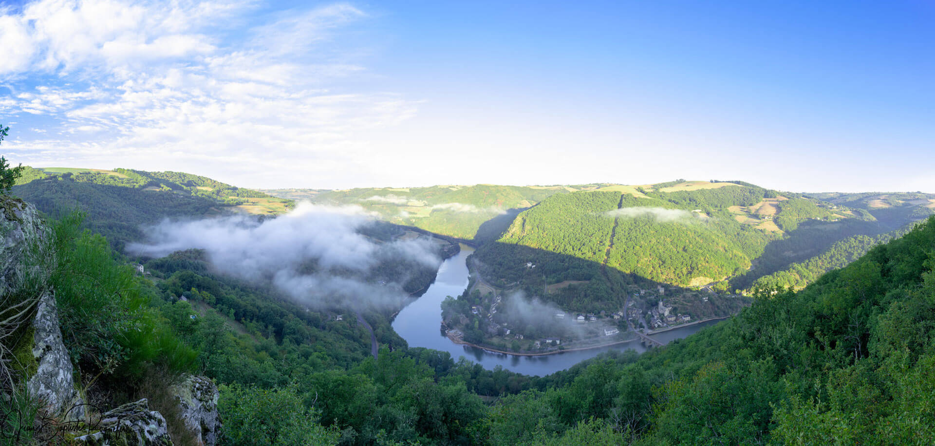 The Écrin Vert campsite in Aveyron is located at the foot of the Lincou castle