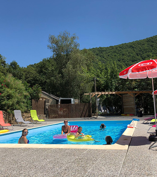 Camping en Aveyron Domaine L’Écrin Vert : piscine extérieure chauffée