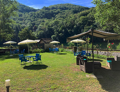 Extérieur du bar-restaurant du Domaine L’Écrin Vert, camping en Aveyron