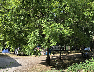 Les emplacements pour tentes, caravanes et camping-car du Domaine L’Écrin Vert, camping nature en Aveyron