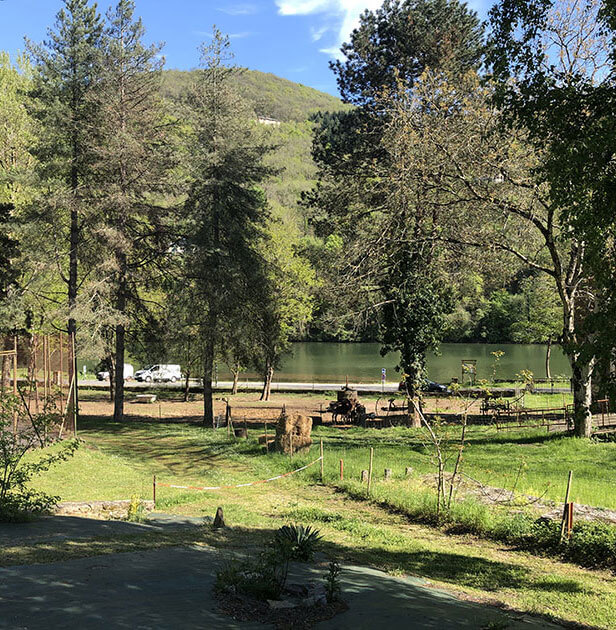 Emplacement avec vue panoramique sur la rivière du Tarn qui borde le camping nature l'Ecrin vert, en Aveyron