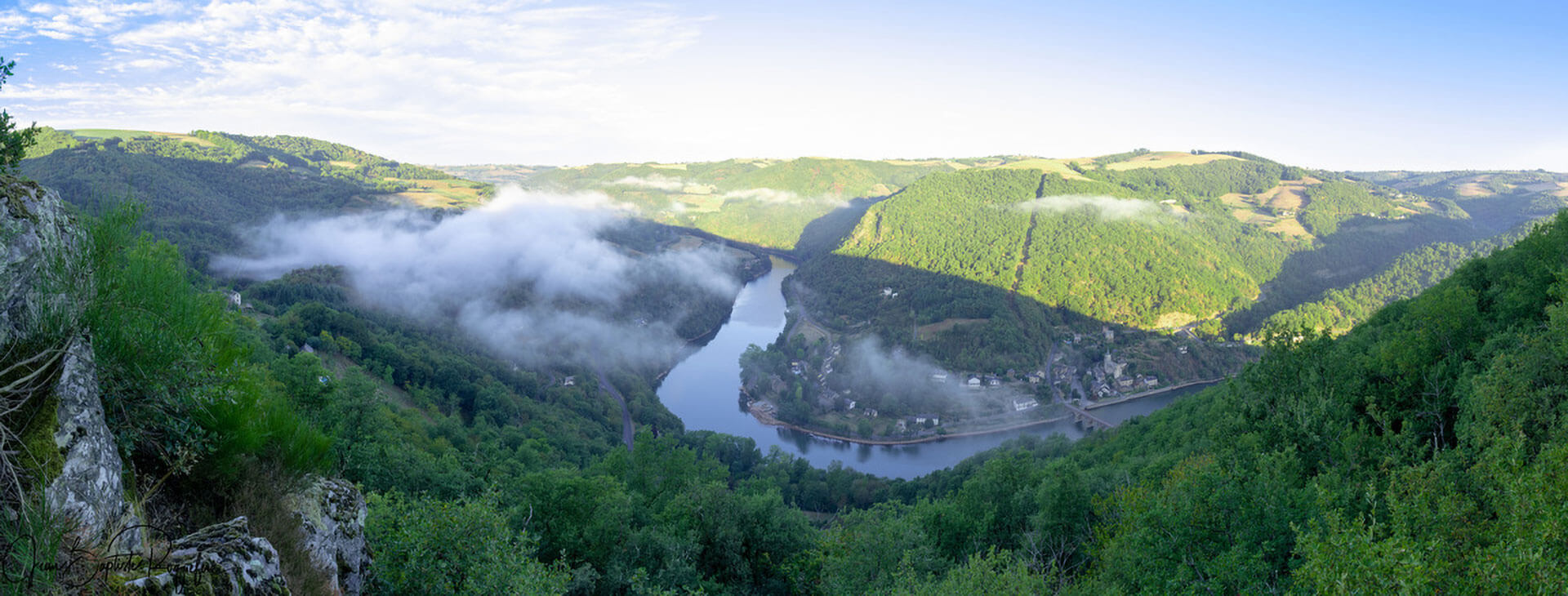 Le camping l'Ecrin vert en Aveyron est situé au pied du château de Lincou