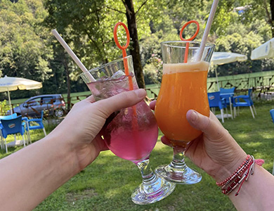 Cocktails servis au bar de la Brasserie du Domaine de Lincou, restaurant du Domaine L’Écrin Vert, camping en Aveyron