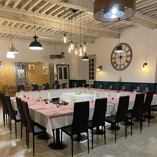 La salle de la Brasserie du Domaine de Lincou, restaurant du Domaine L’Écrin Vert, camping en Aveyron