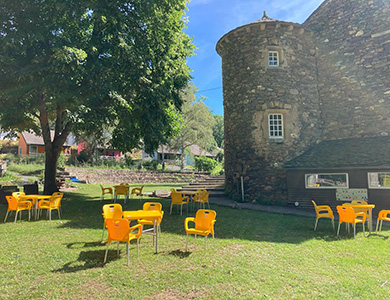 La terrasse de la Brasserie du Domaine de Lincou, restaurant du Domaine L’Écrin Vert, camping en Aveyron